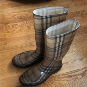 Burberry boots size 6